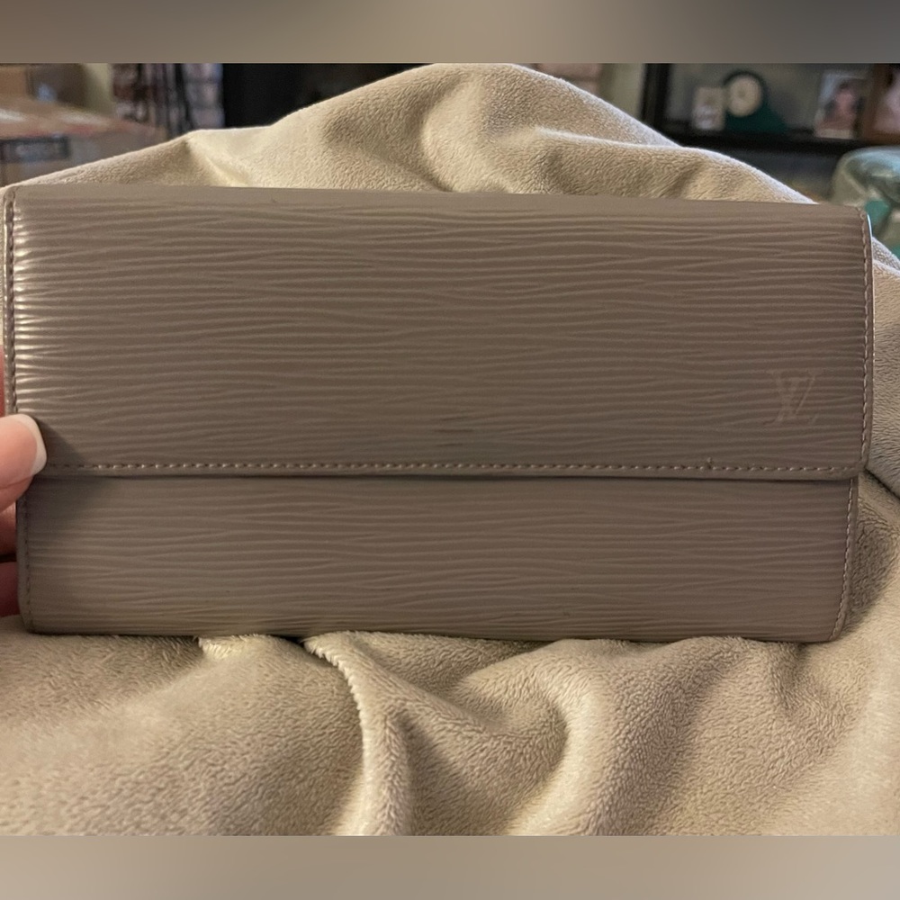 GORGEOUS LV EPI Long Sarah Bifold Wallet in Taupe - COA Included!